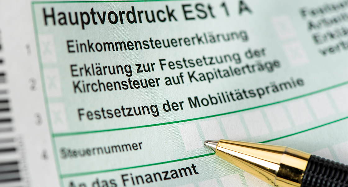 Declaration form incl. ballpoint pen symbolizes the processing status